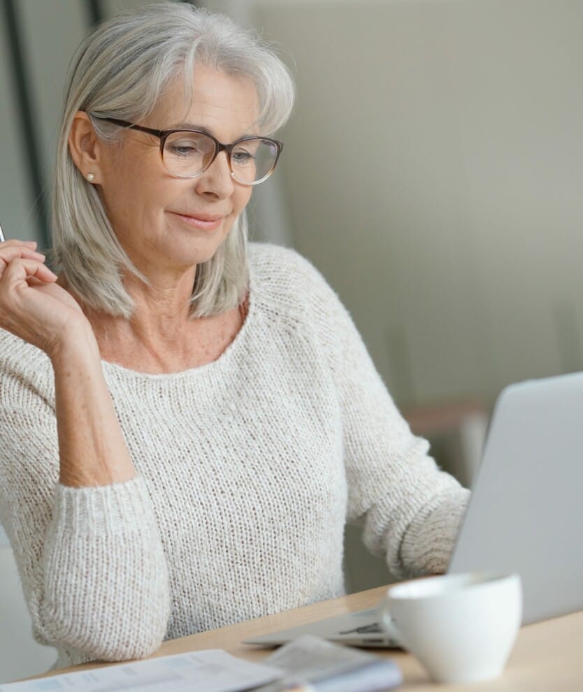 Ältere Frau am Computer